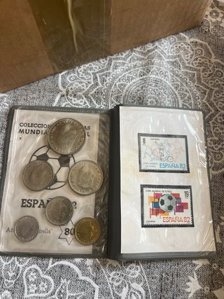 Cartera Mundial España 82 Monedas y Sellos