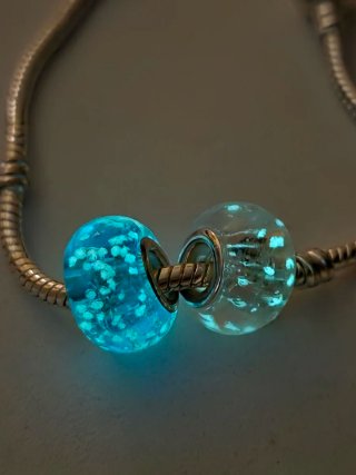 2 Charm Luminoso vetro Blu/ rosa che si illuminano