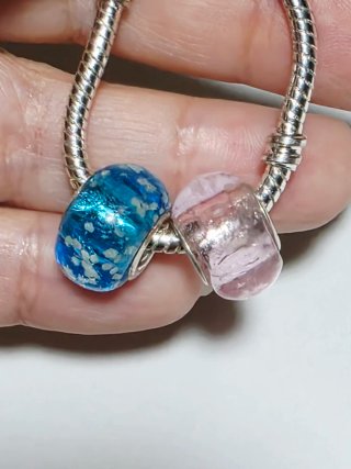 2 Charm Luminoso vetro Blu/ rosa che si illuminano