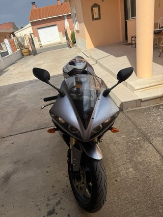 Yamaha R1 Gris Deportiva