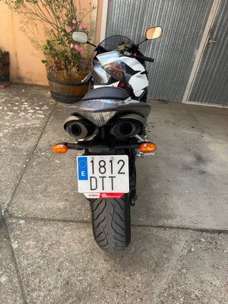 Yamaha R1 Gris Deportiva