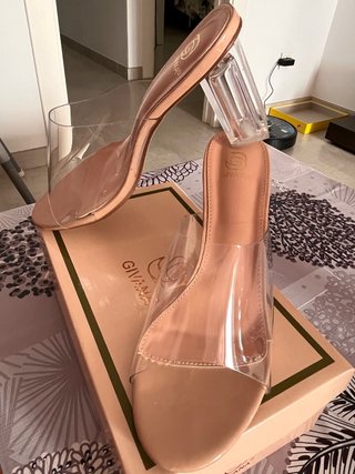 Sandalias de tacón transparentes con acabado nude
