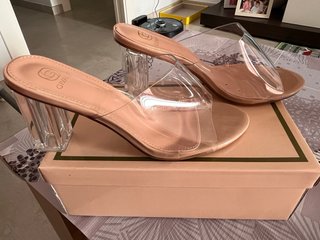 Sandalias de tacón transparentes con acabado nude