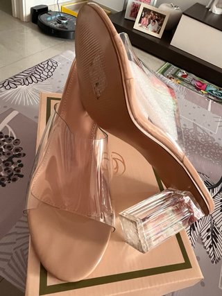 Sandalias de tacón transparentes con acabado nude