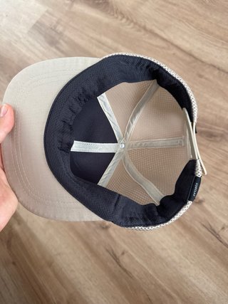 Gorra beige con parche de montaña