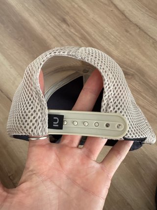 Gorra beige con parche de montaña