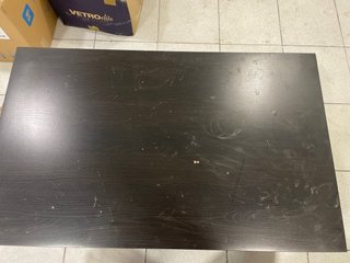 Mesa de centro negra de madera