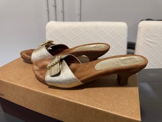 Sandalias LODI doradas y marrones con pedrería