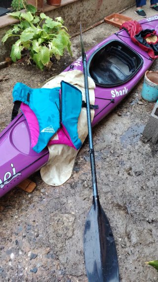 Kayak de fibra 19kg con pala y chaleco