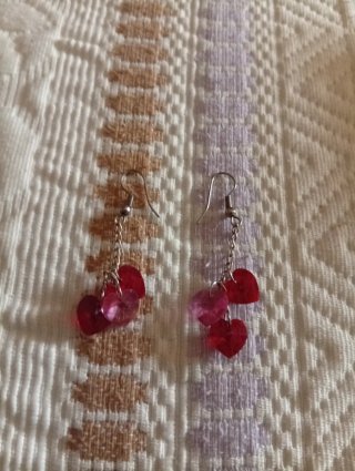Pendientes plateados con cuentas moradas