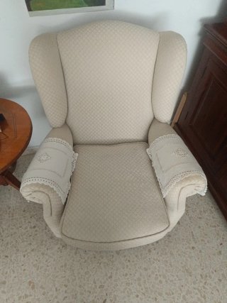 Dos sillones orejeros beige