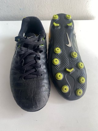 Botas de fútbol Nike Tiempo FG negras y amarillas