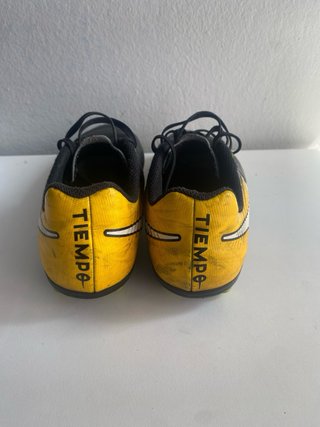 Botas de fútbol Nike Tiempo FG negras y amarillas