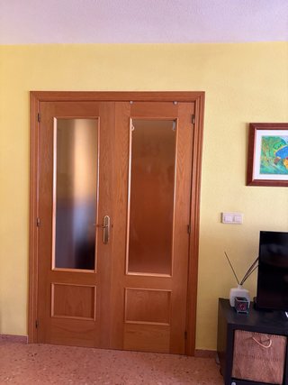 Puerta doble madera con cristalera