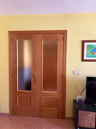 Puerta doble madera con cristalera
