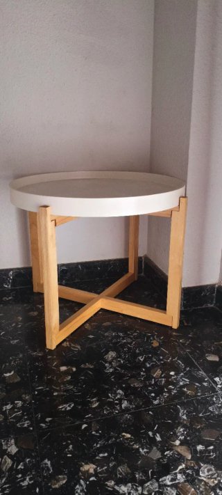 Mesa auxiliar redonda blanca y madera