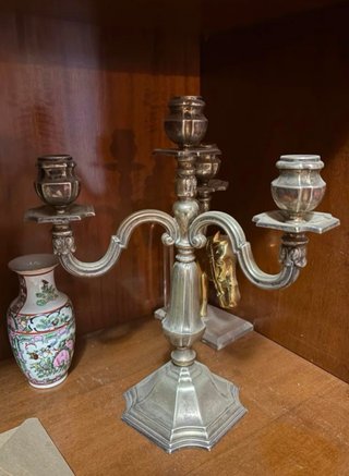 Candelabro de metal plateado