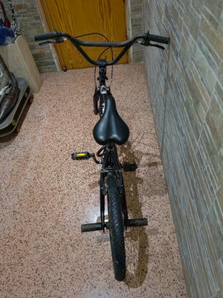 Bici BMX nera per giovani