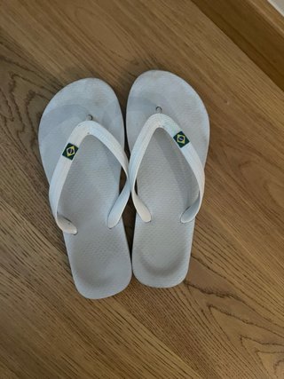 Chanclas blancas con bandera de Brasil