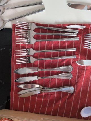 Juego de cubiertos: cuchillos, tenedores y cuchara