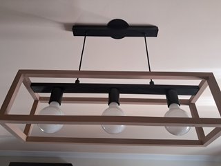 Lámpara de techo madera y metal.
