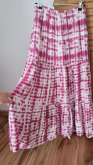 Falda larga tye die blanco y fucsia