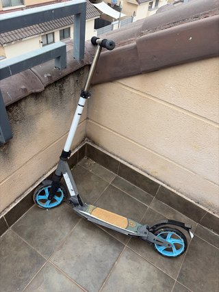 Patinete iazul y gris.