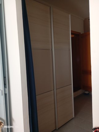 Armario, cama abatible, cabecero, mesita, cómoda