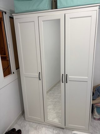 Armario blanco con puertas de espejo