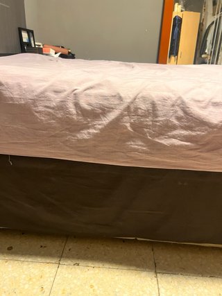 Cama con colchón y mesita de noche