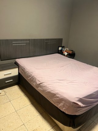 Cama con colchón y mesita de noche