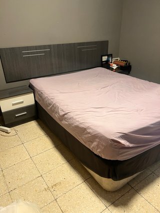 Cama con colchón y mesita de noche