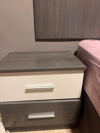 Cama con colchón y mesita de noche