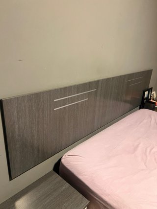 Cama con colchón y mesita de noche