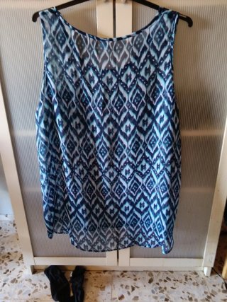 Blusa ligera estampada azul y blanco