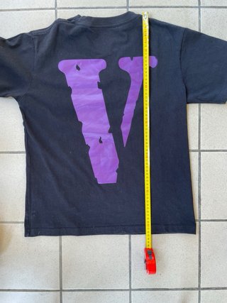 Maglietta VLONE nera con logo viola e bianco