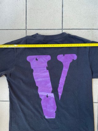Maglietta VLONE nera con logo viola e bianco