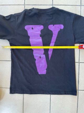 Maglietta VLONE nera con logo viola e bianco