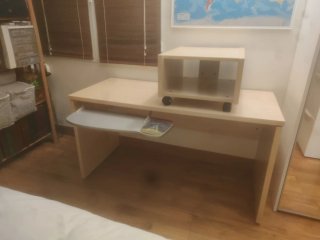 Mesa de oficina o de estudio de melamina arce.