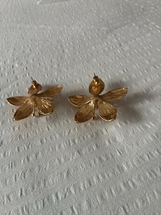 Pendientes en forma de flor sin uso.