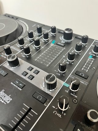 Mesa DJ Hercules Impulse 500 +2 Altavoces+Tripodes