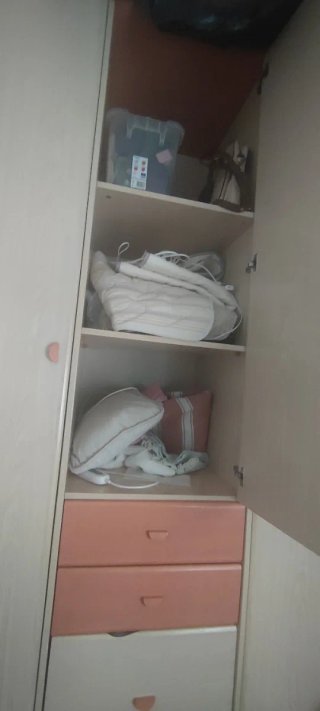 Armario juvenil beige y rosa