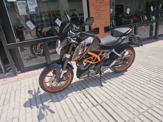 KTM 390 Duke Negra y Naranja