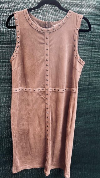 Vestido antelina con tachuelas, linea recta.