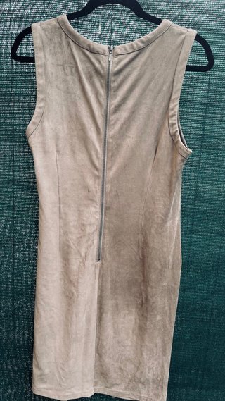 Vestido antelina con tachuelas, linea recta.
