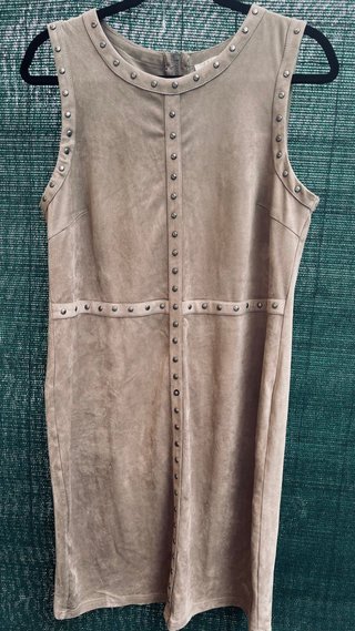 Vestido antelina con tachuelas, linea recta.