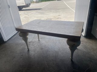 Mesa de comedor rústica de madera