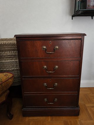 Mueble de caoba con 4 cajones