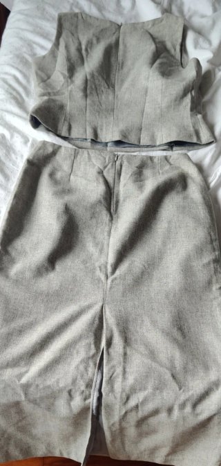 Conjunto dos piezas gris manga corta y falda
