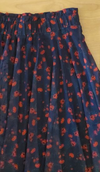 Falda tul estampado flores negro y rojo